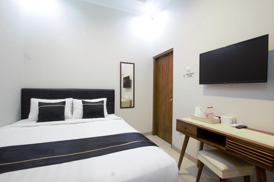 Bed, TV and multimedia, Bedroom