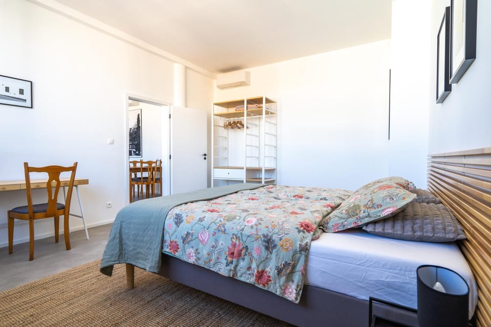 Photo of the whole room, Bedroom