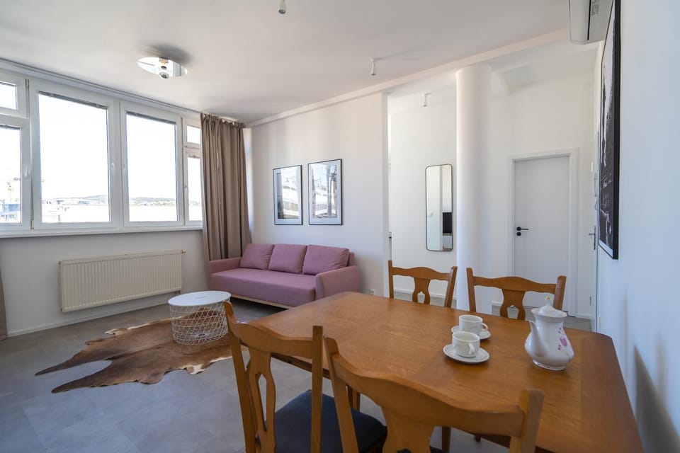Coffee/tea facilities, Kitchen or kitchenette, Living room, Dining area