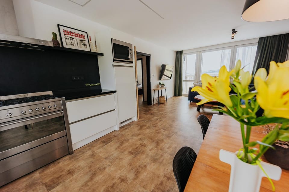 TV and multimedia, Kitchen or kitchenette, Dining area, oven, stove