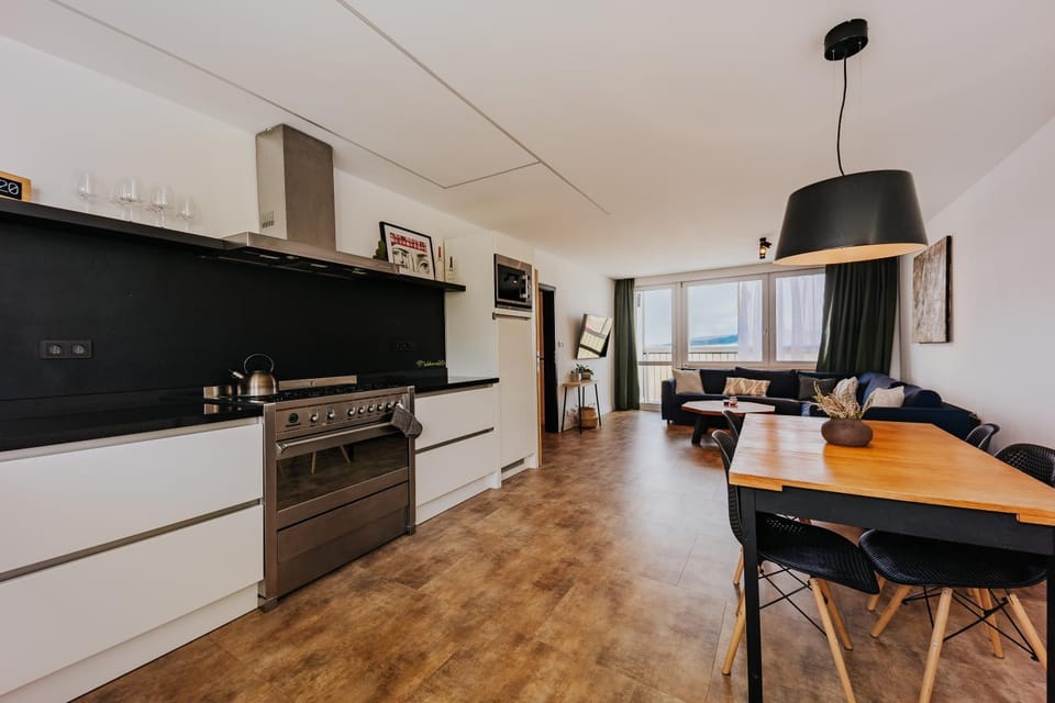 Kitchen or kitchenette, Dining area, minibar, oven