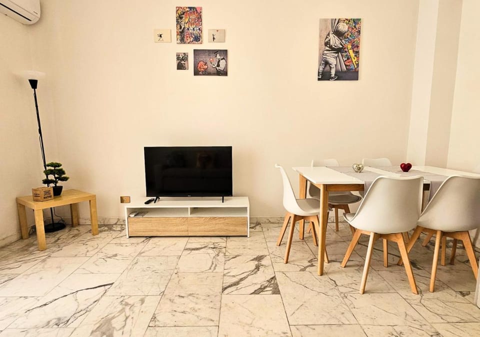Communal lounge/ TV room, TV and multimedia, Living room, Seating area, Dining area, Evening entertainment, air conditioner