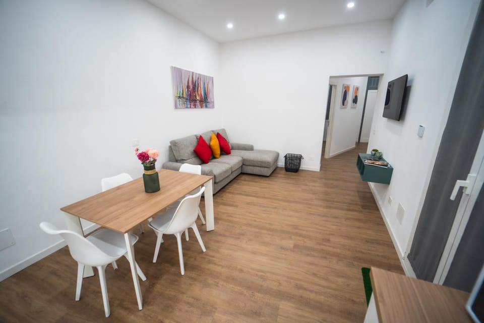 TV and multimedia, Kitchen or kitchenette, Living room, Seating area, Dining area