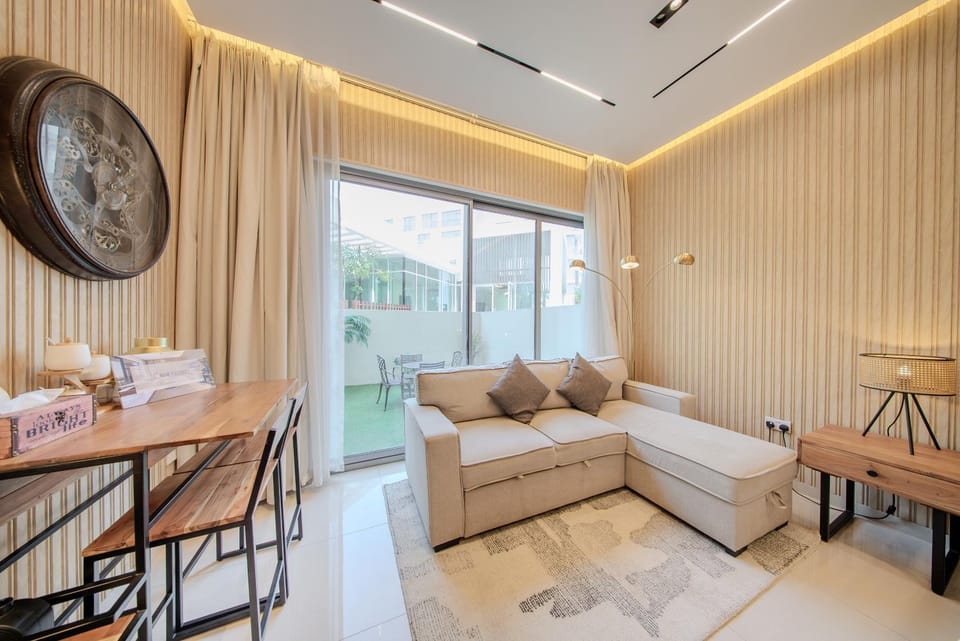 Luxurious studio apartment with private garden Apartment in Al Sharjah
