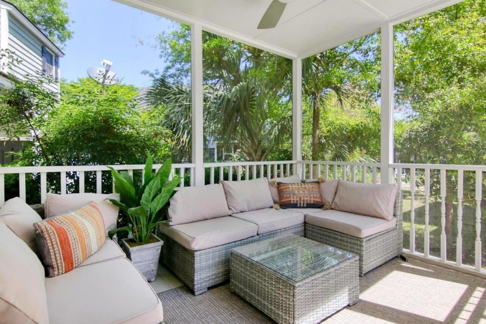 Sawyer's Landing- Mins to Beach & Dtwn House in Mount Pleasant