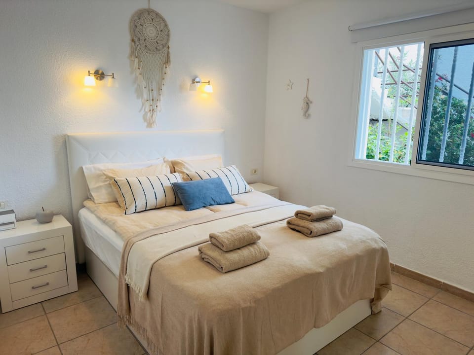 Bed, Photo of the whole room, Bedroom, towels