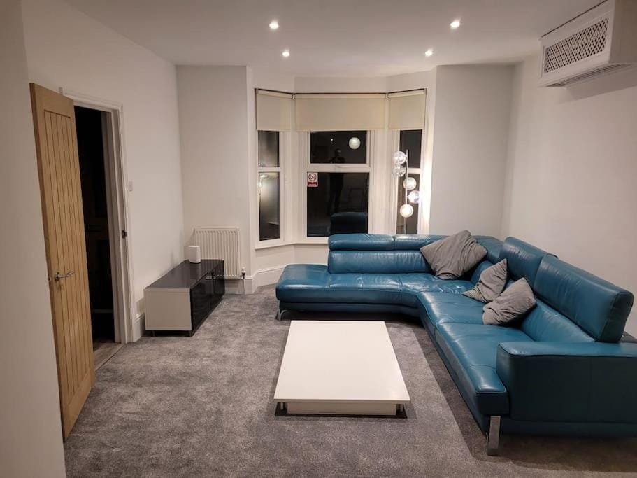 Living room, Seating area, air conditioner