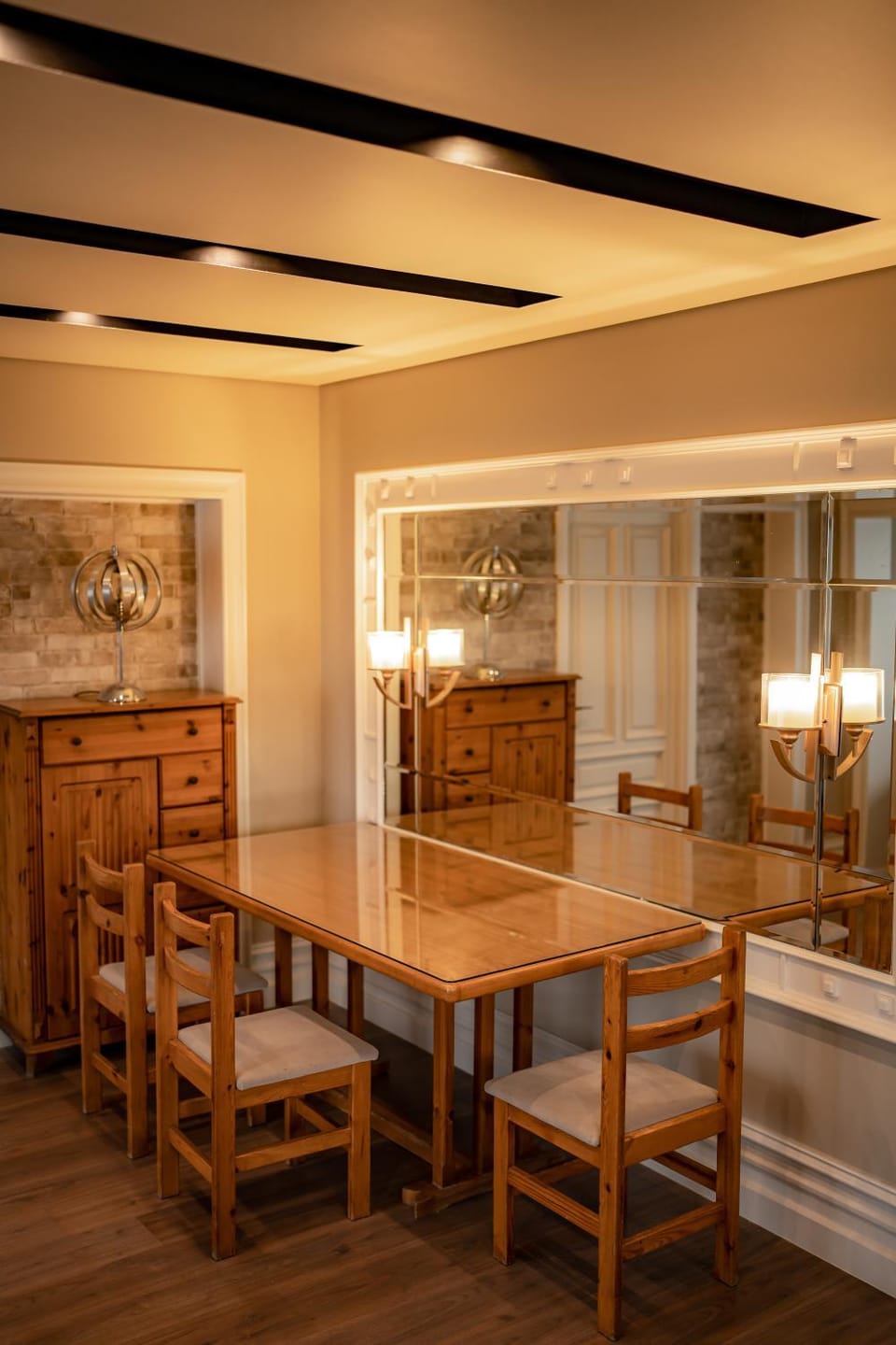 Seating area, Dining area