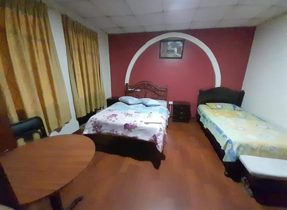 HOSTAL CALIFORNIA Bed and Breakfast in Quito