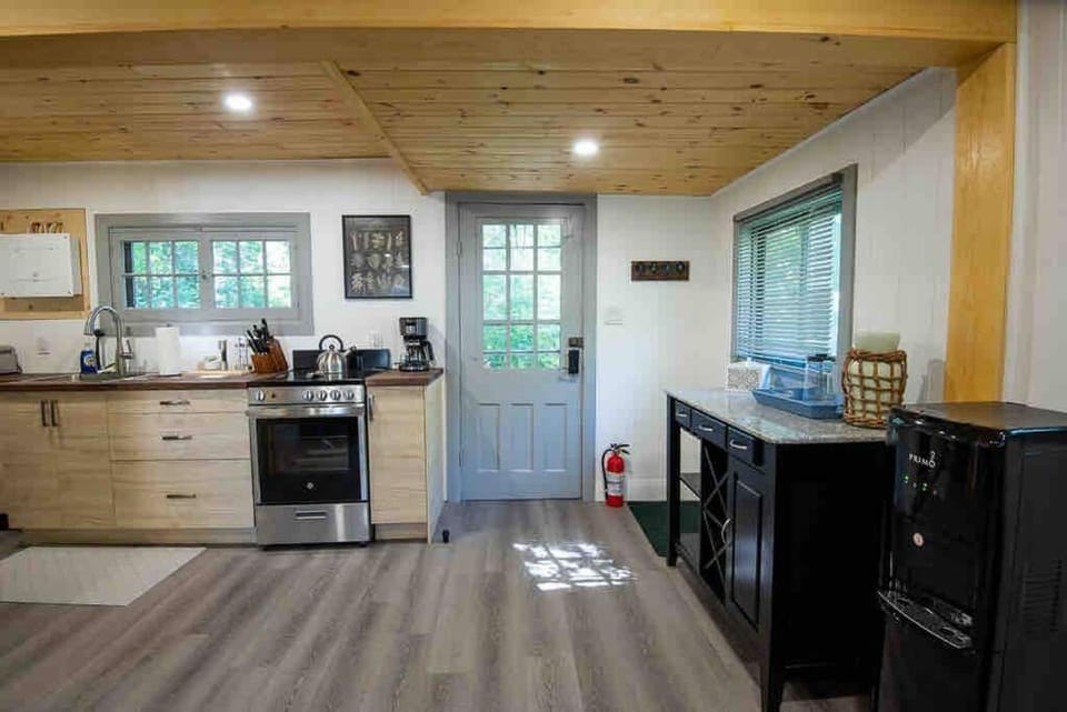 Aries Kabin- 2 Bedroom Fenelon Falls cottage House in Kawartha Lakes