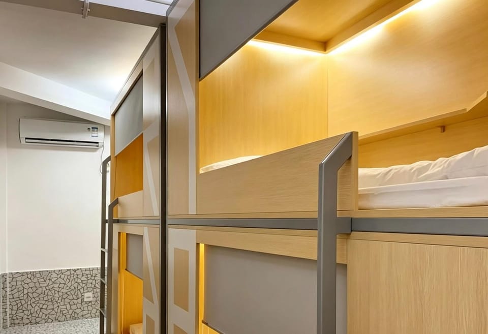 Bed, Photo of the whole room, Bedroom, bunk bed, air conditioner