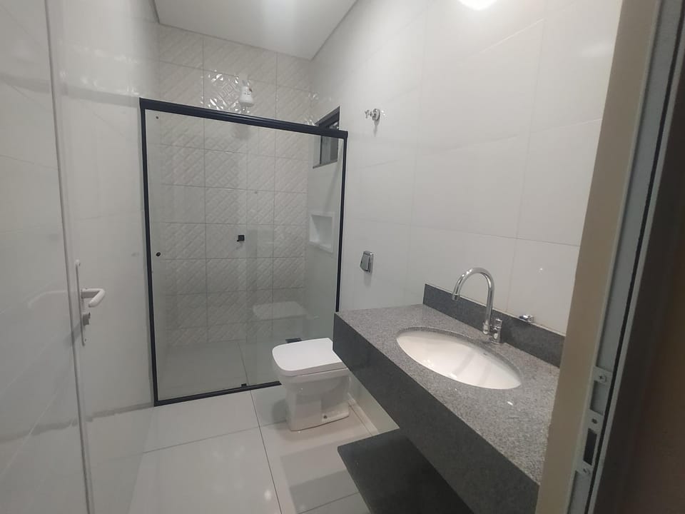 Check-in AUTÔNOMO, churrasqueira em Casa! Acesse 2ar, 2q,2B, pague 4 ou mais hóspedes, até 6 camas e tem pátio, garagem, roupa de cama, máquina de lavar roupas, portão eletrônico, todos privativos! Desconta duração! Entrada 15h adiante, inclusive madruga House in State of Mato Grosso, Brazil