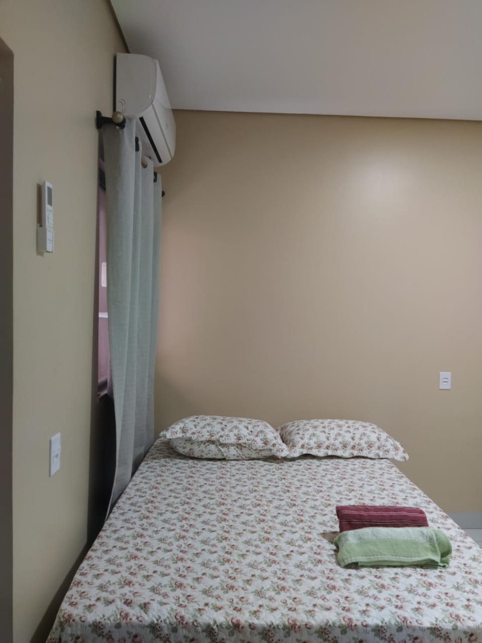 Check-in AUTÔNOMO, churrasqueira em Casa! Acesse 2ar, 2q,2B, pague 4 ou mais hóspedes, até 7 camas e tem pátio, garagem, roupa de cama, máquina de lavar roupas, portão eletrônico, todos privativos! Desconta duração! Entrada 15h adiante, inclusive madruga House in State of Mato Grosso, Brazil