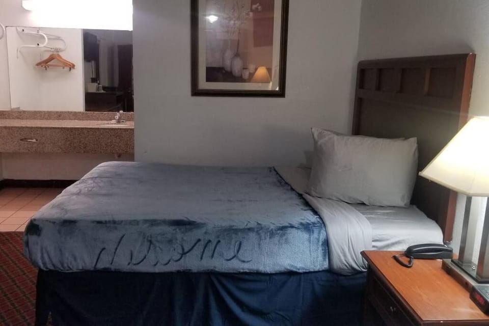 OSU Queen Bed Hotel Room 117 Wi-Fi Apartment in Stillwater