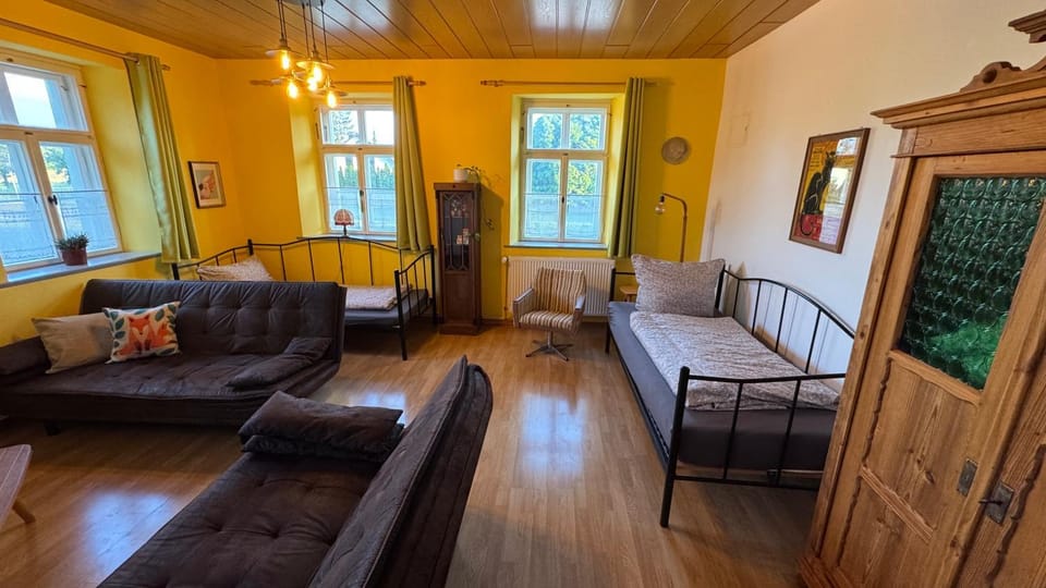 Communal lounge/ TV room, TV and multimedia, Living room, Seating area, Bedroom