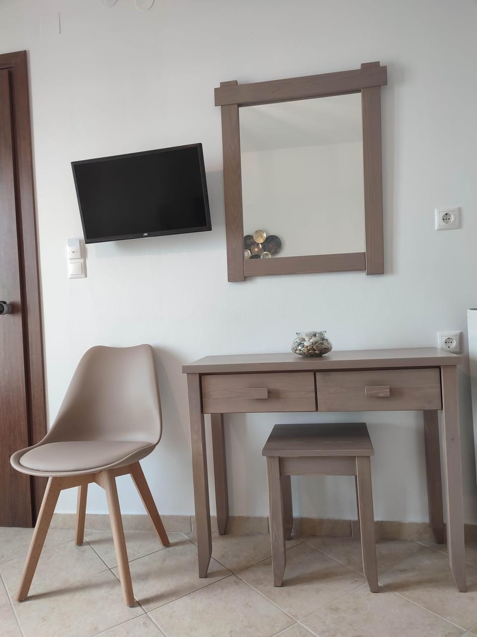 TV and multimedia, hair dresser