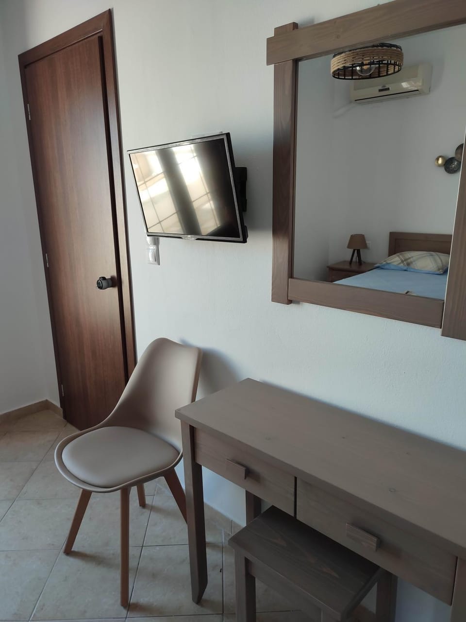 TV and multimedia, Photo of the whole room, hair dresser