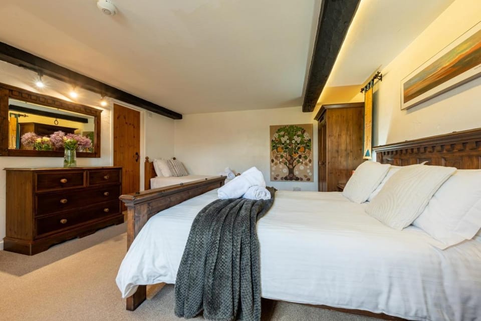 Bed, Photo of the whole room, Bedroom
