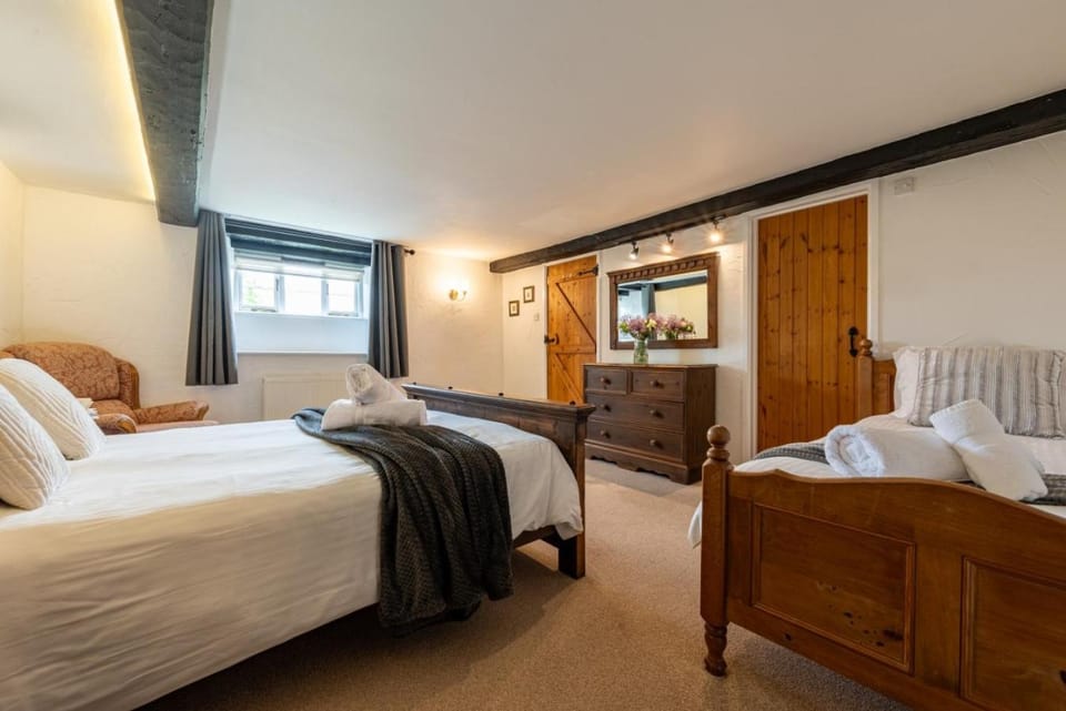 Bed, Photo of the whole room, Bedroom, towels