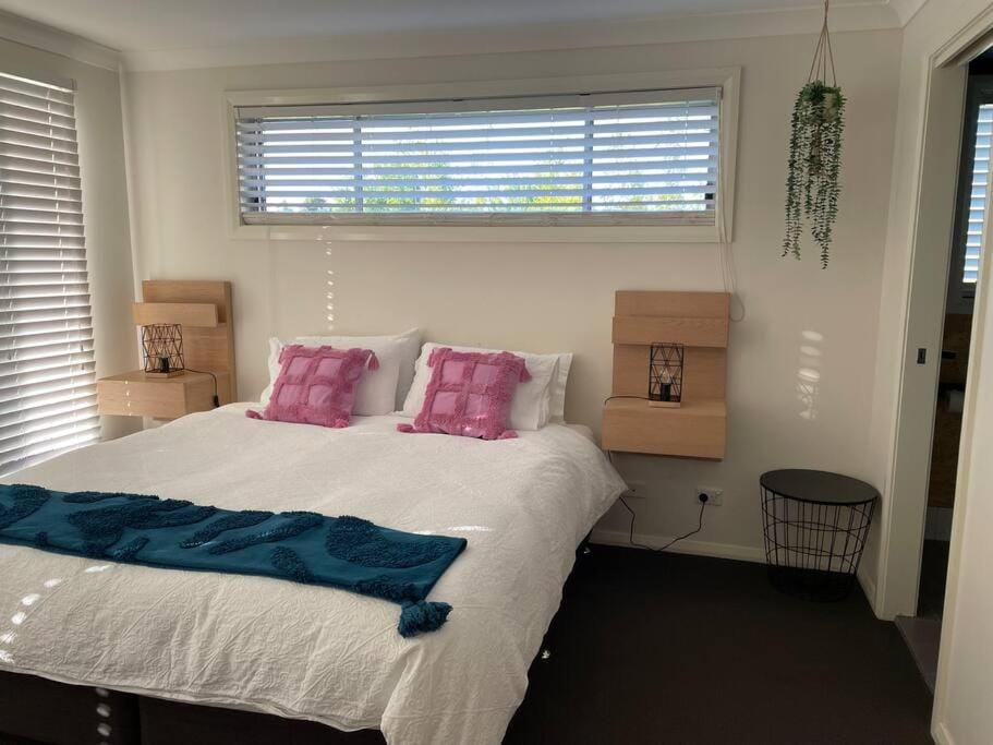 On the Park-Modern 4 Bedroom -3 Living Area Home 100m to Parks and Shopping Centre House in Dubbo