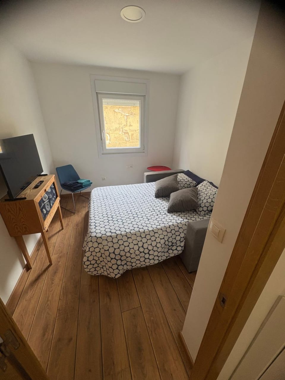 Bed, TV and multimedia, Living room