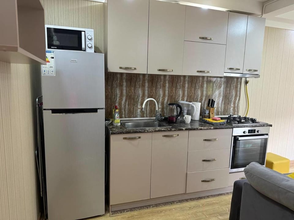 Coffee/tea facilities, Kitchen or kitchenette, microwave, oven, stove