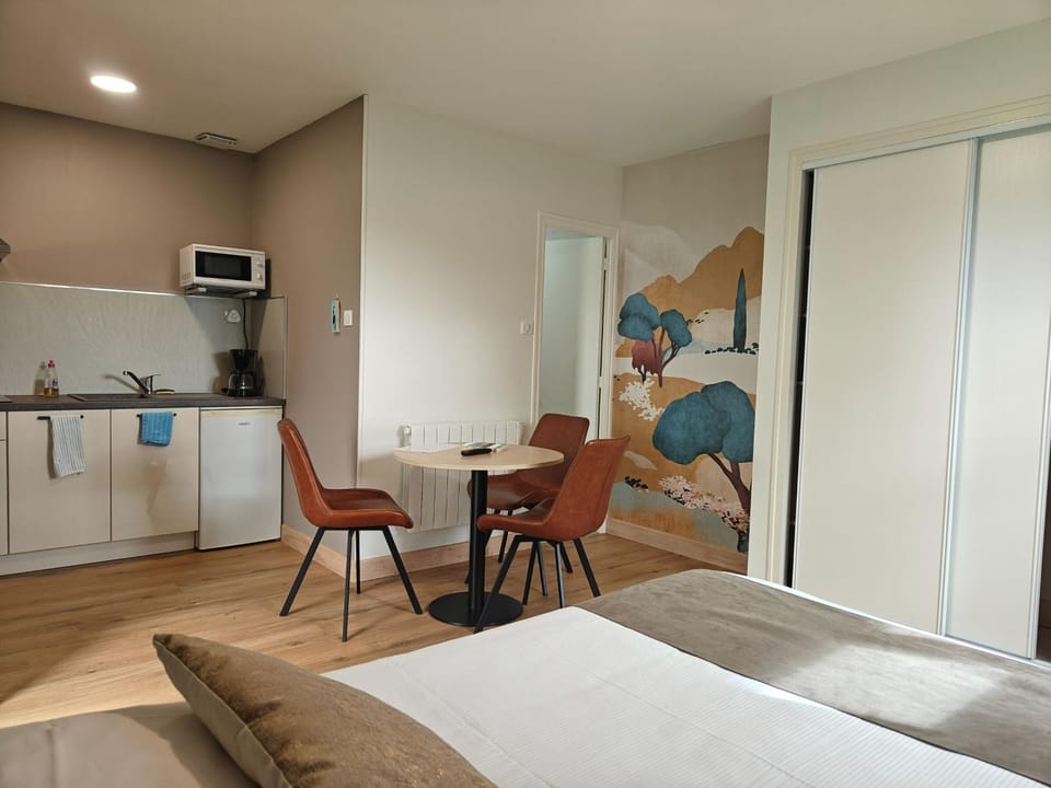 Bed, Kitchen or kitchenette, Photo of the whole room, Dining area, Bedroom, wardrobe