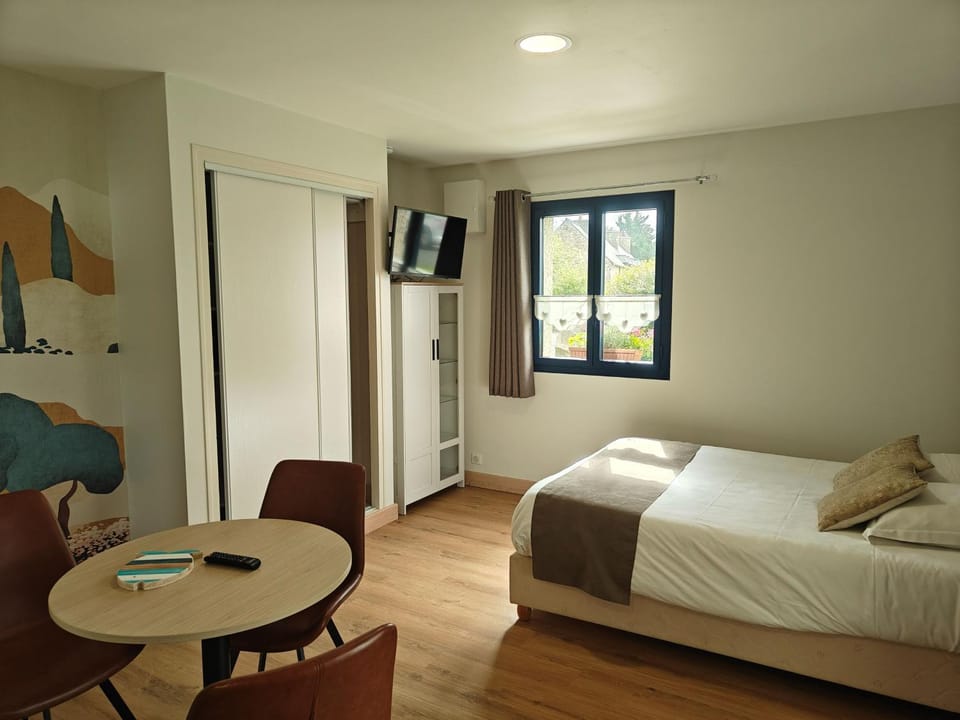 Bed, TV and multimedia, Photo of the whole room, Bedroom