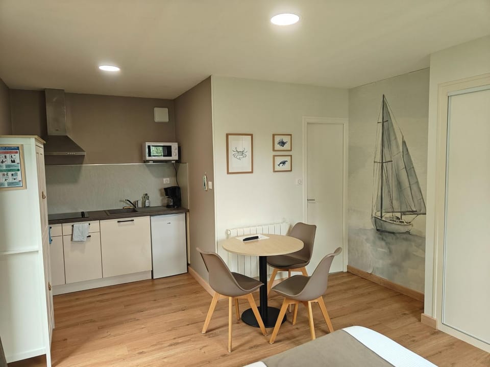 Kitchen or kitchenette, Dining area