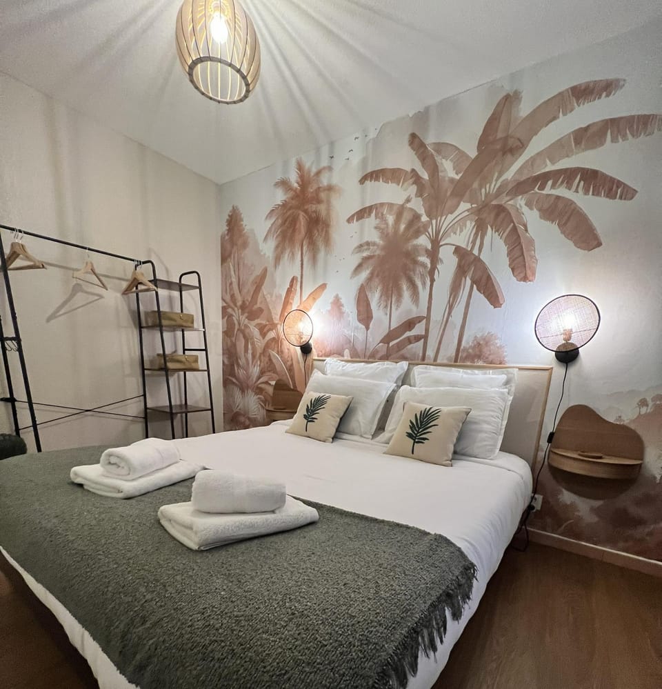 Photo of the whole room, Bedroom