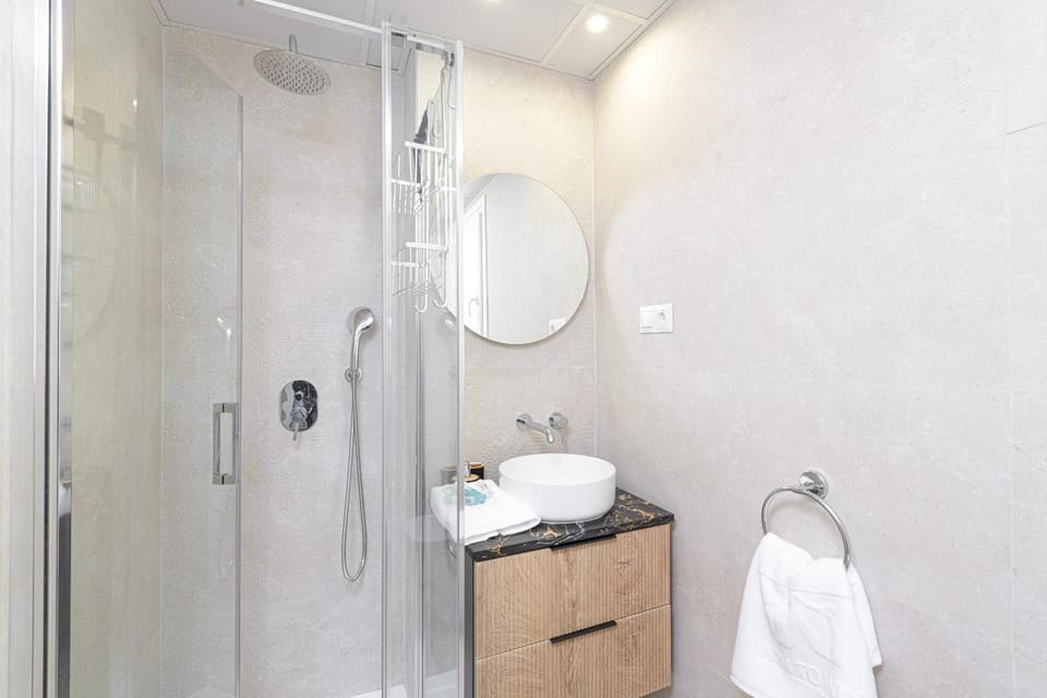 Shower, Toilet, Bathroom, towels