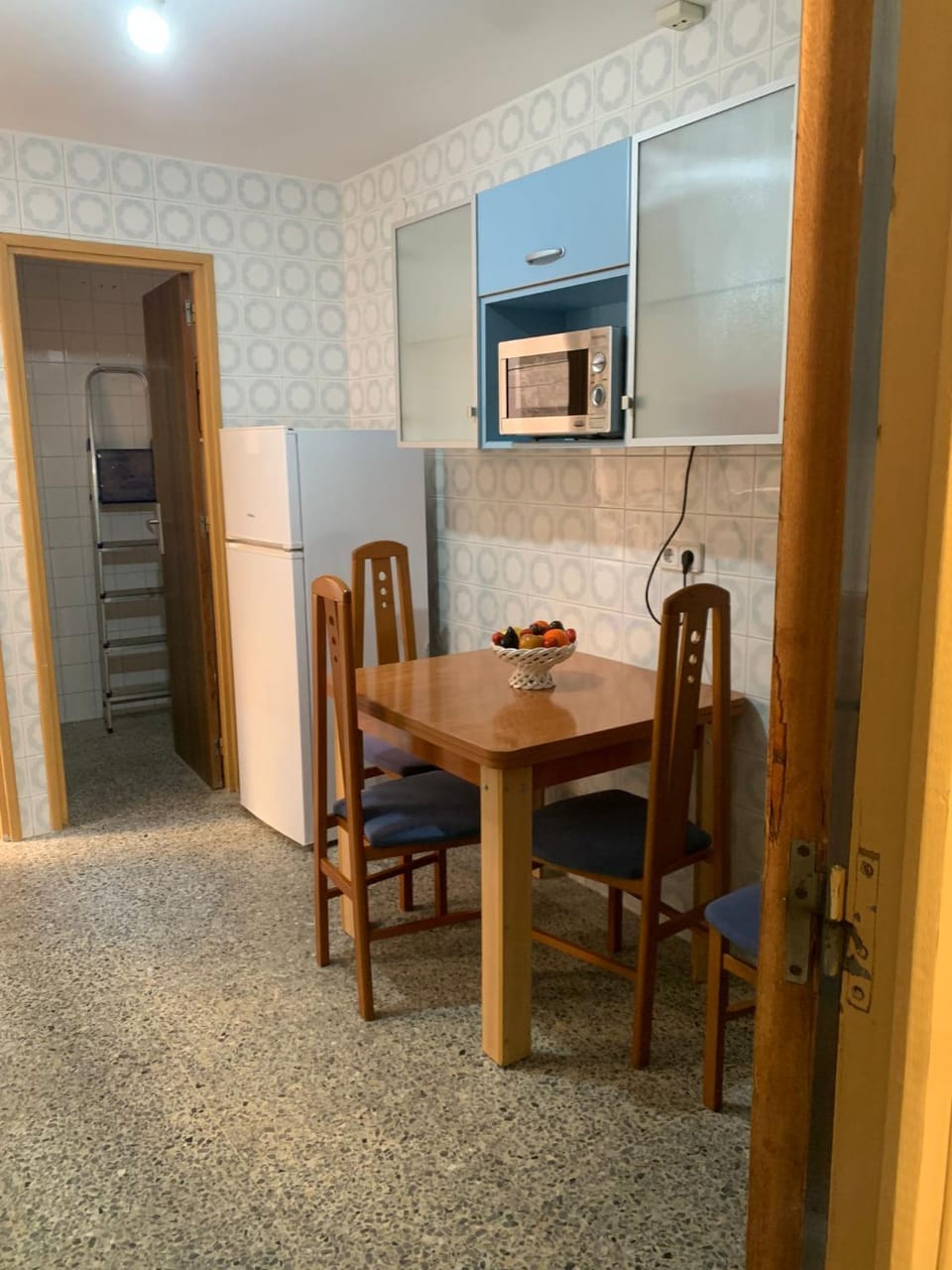 Kitchen or kitchenette, minibar