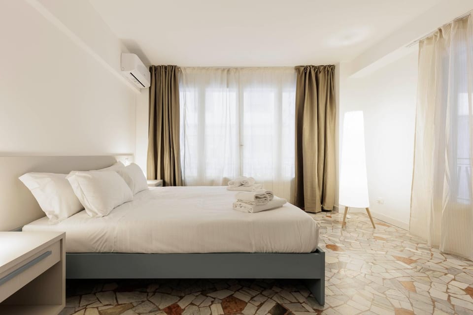 Bed, Photo of the whole room, Bedroom, internet, towels, air conditioner