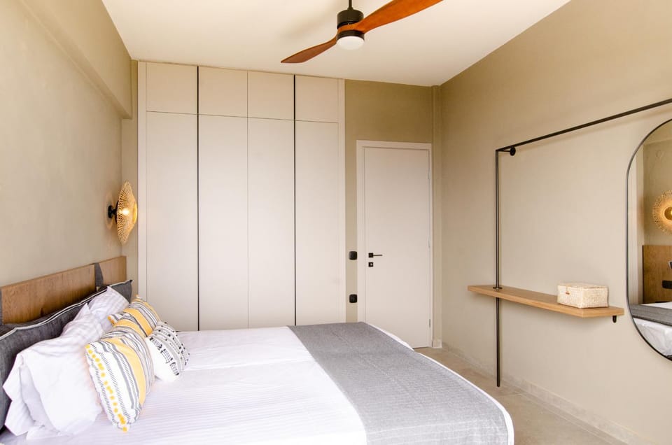 Bed, Photo of the whole room, Bedroom, fireplace, wardrobe