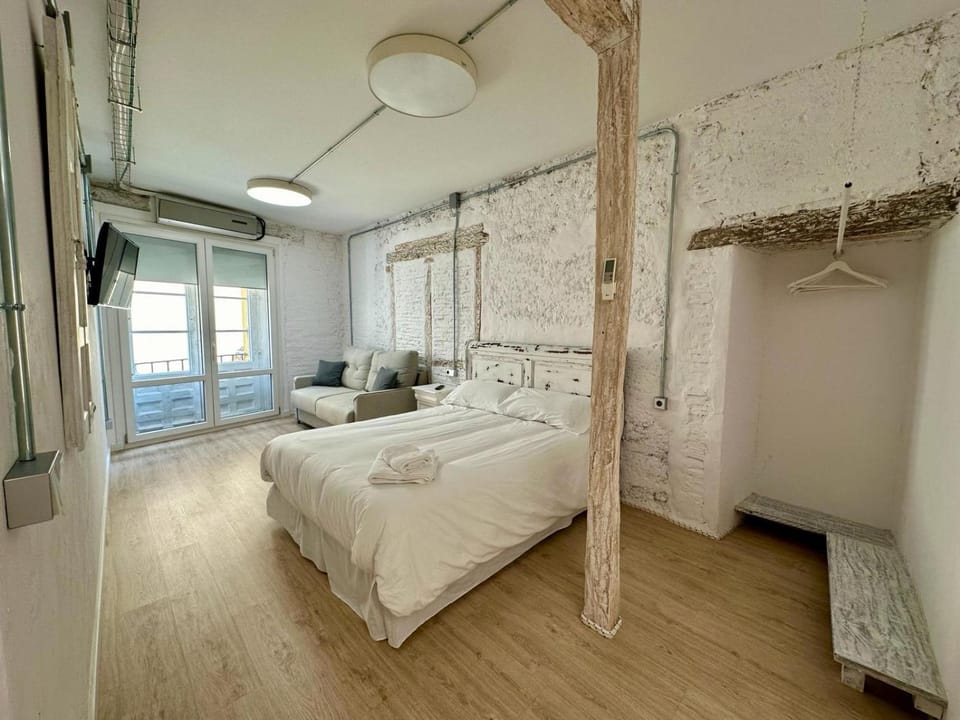 Bed, TV and multimedia, Photo of the whole room, Bedroom, towels, wardrobe