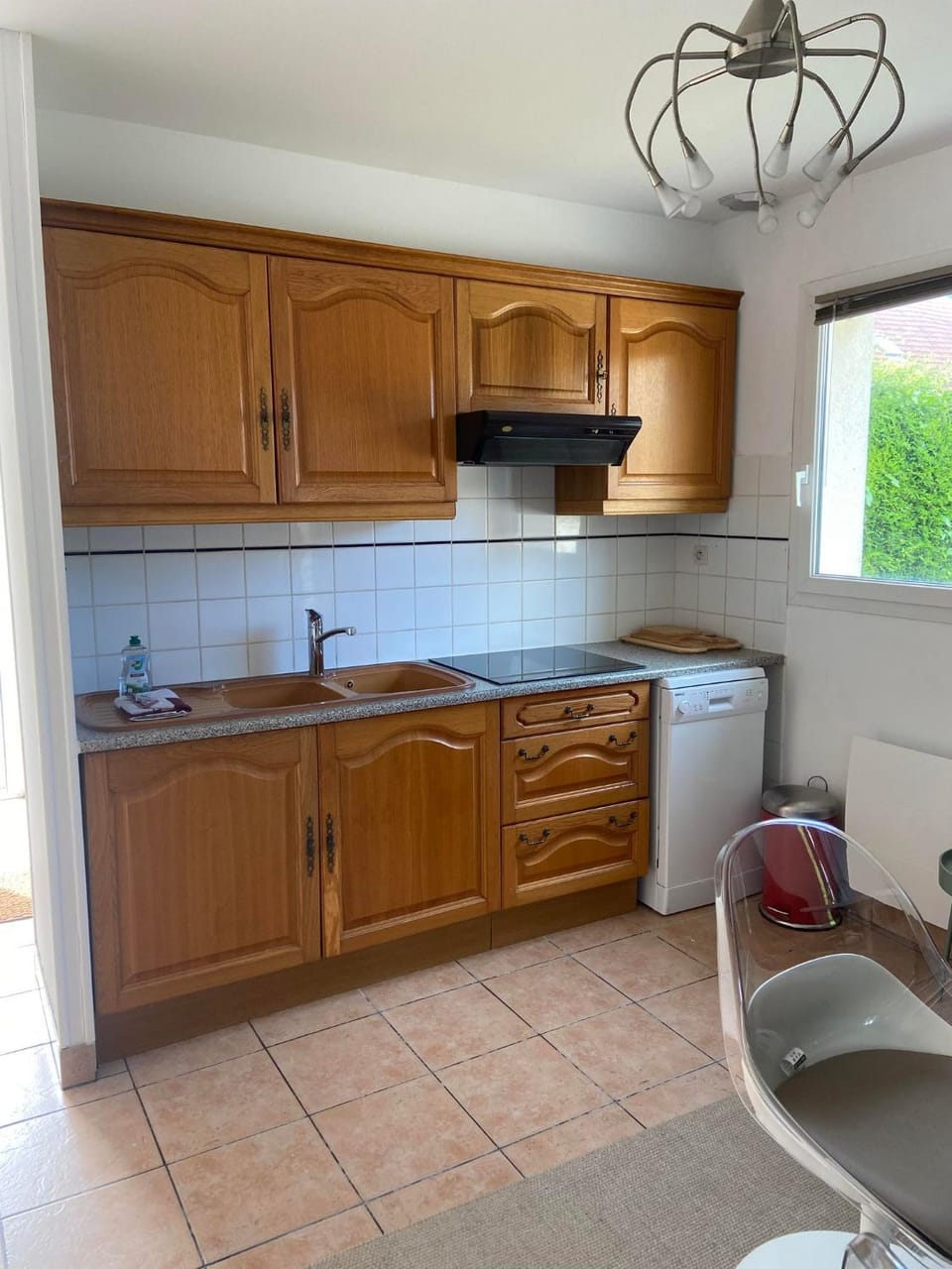 Kitchen or kitchenette, dishwasher, stove