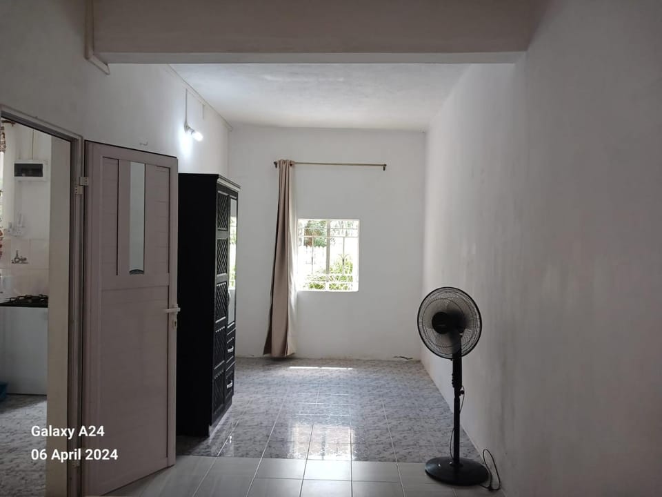 Bedroom, fireplace, wardrobe