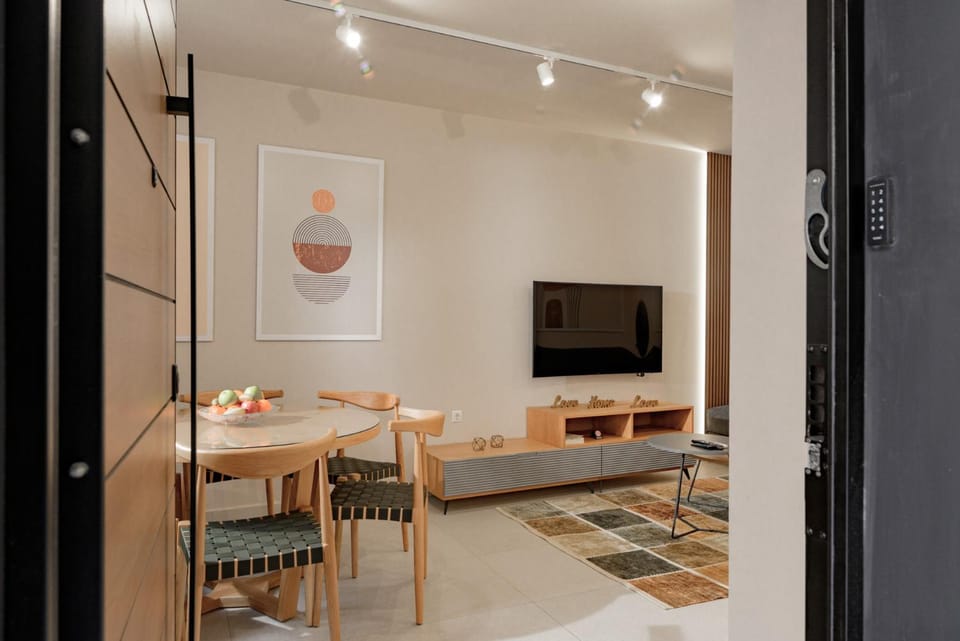 TV and multimedia, Seating area, Dining area