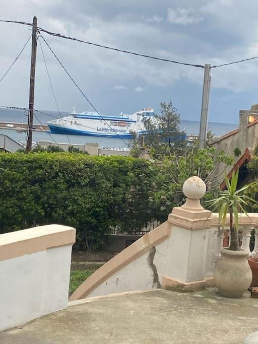 Rez de jardin vue mer Apartment in Marseille