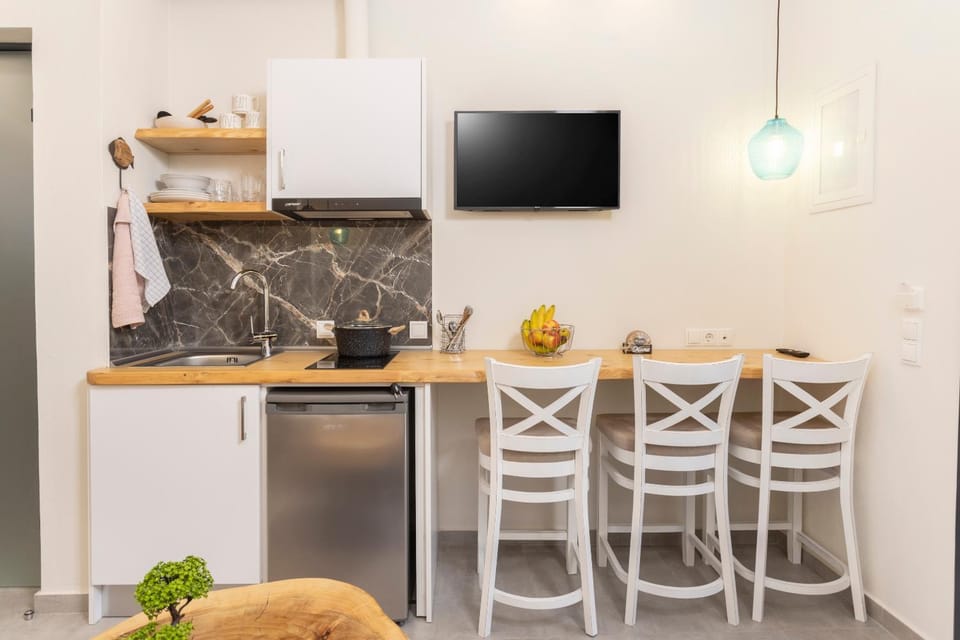 TV and multimedia, Kitchen or kitchenette, Dining area, stove