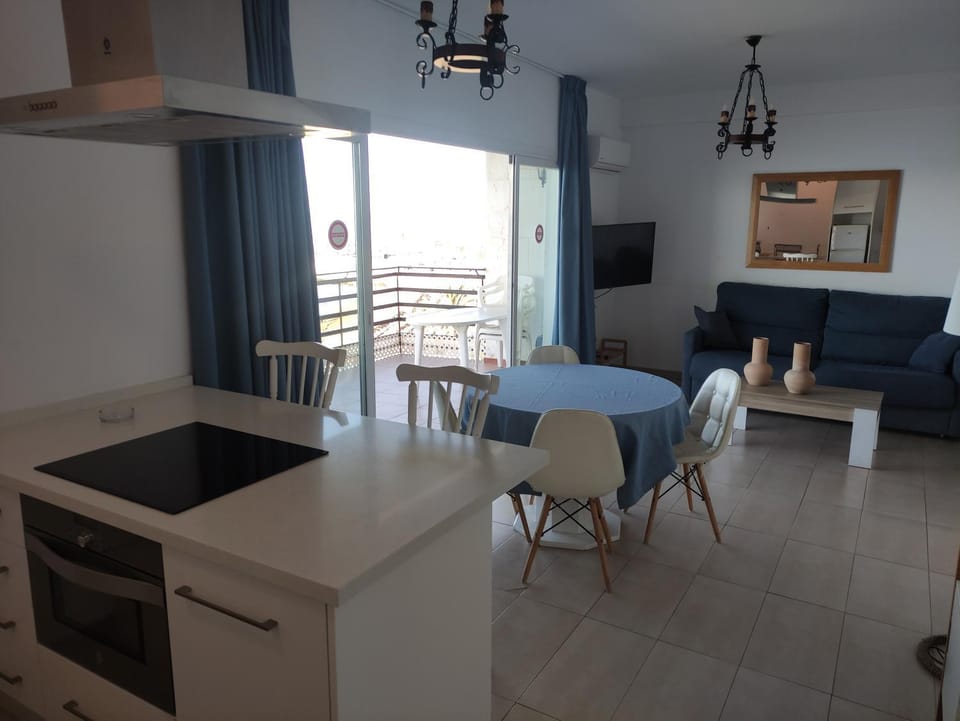 Kitchen or kitchenette, Seating area, Dining area, pet friendly, stove
