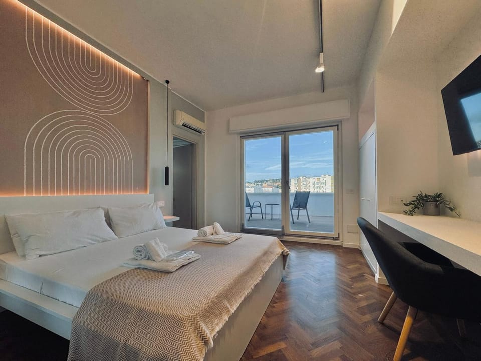 Bed, Natural landscape, TV and multimedia, Photo of the whole room, Bedroom, towels