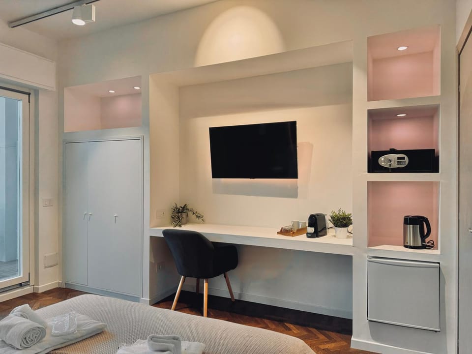 Bed, Coffee/tea facilities, Photo of the whole room, Bedroom, City view, oven, wardrobe