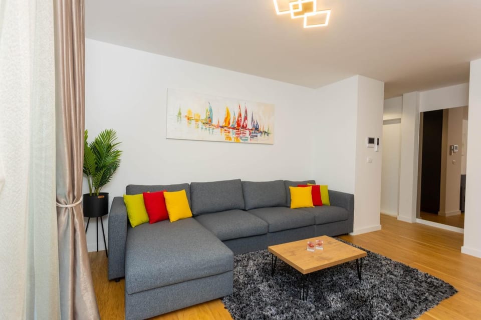 Apartment - free parking in garage , mountain and seaview , quiet neighbourhood Apartment in Split