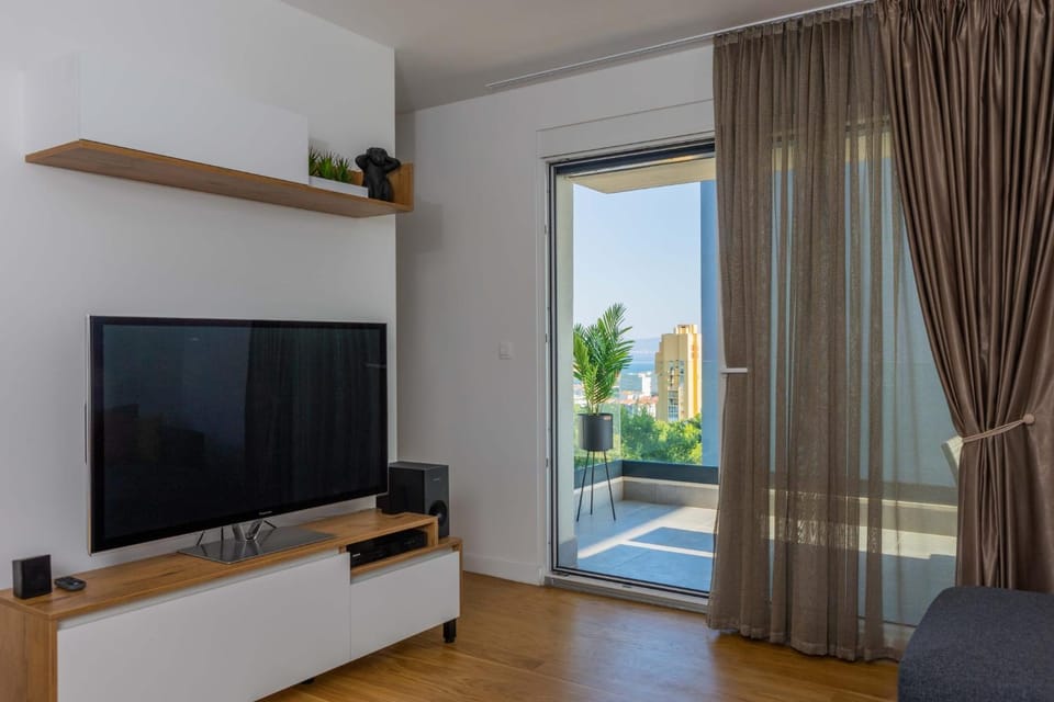 Apartment - free parking in garage , mountain and seaview , quiet neighbourhood Apartment in Split