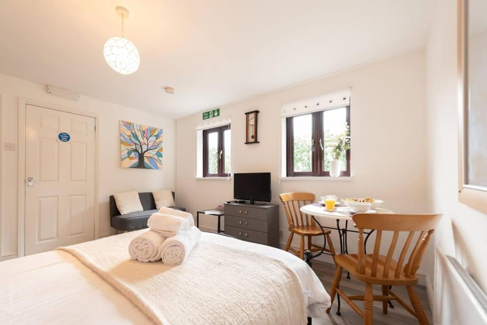 Bed, Living room, Other, Photo of the whole room, Seating area, Dining area, Bedroom, towels, wardrobe