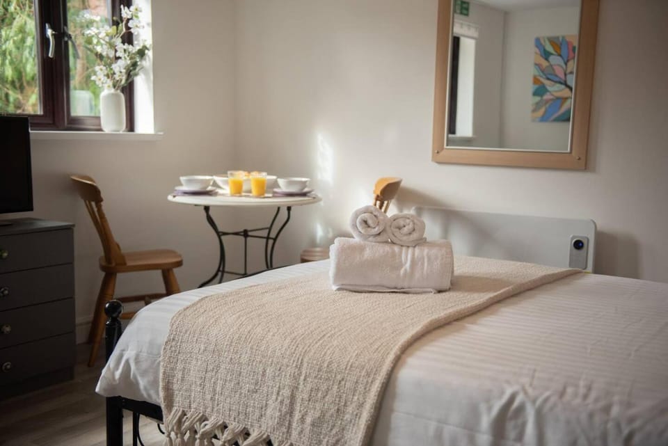 Bed, Other, Photo of the whole room, Bedroom, towels