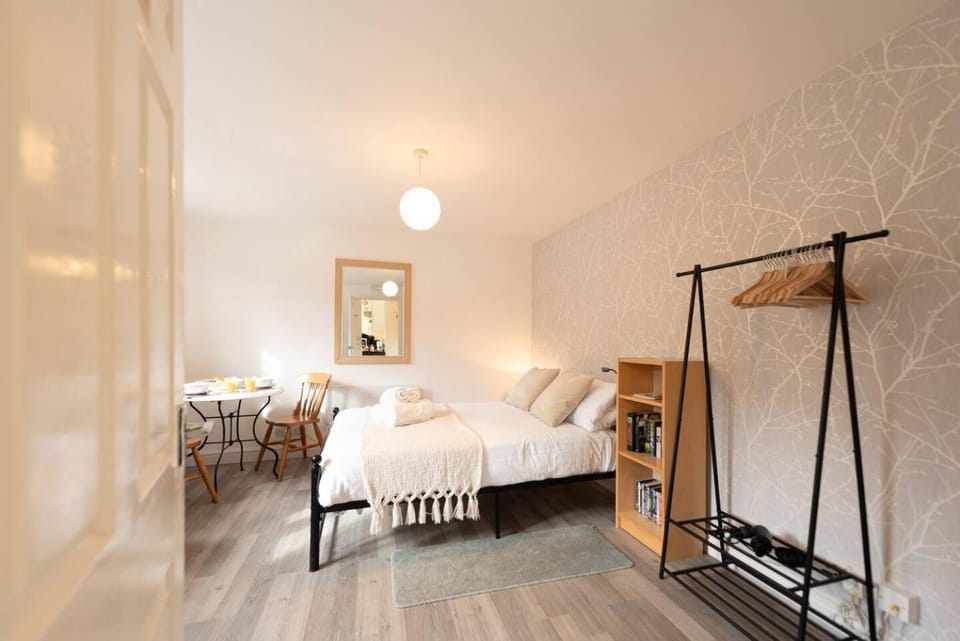 Bed, Other, Photo of the whole room, Bedroom, towels