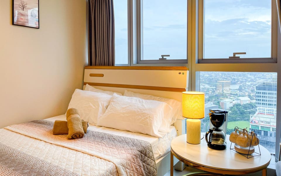 BGC 2BR Uptown Parksuites with PS4 43 Apartment in Makati