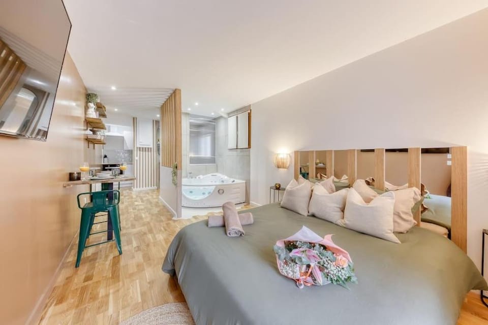 Love Life Room-Jacuzzi-Netflix-Accès-24/7-Privé Apartment in Île-de-France